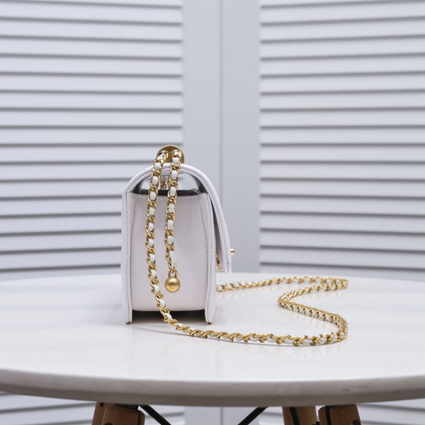 シャネルバッグ背面デザイン